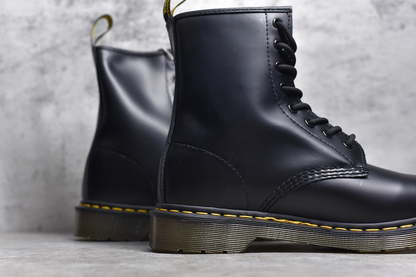 Dr. Marteens 1460 6 ojales media bota clasica