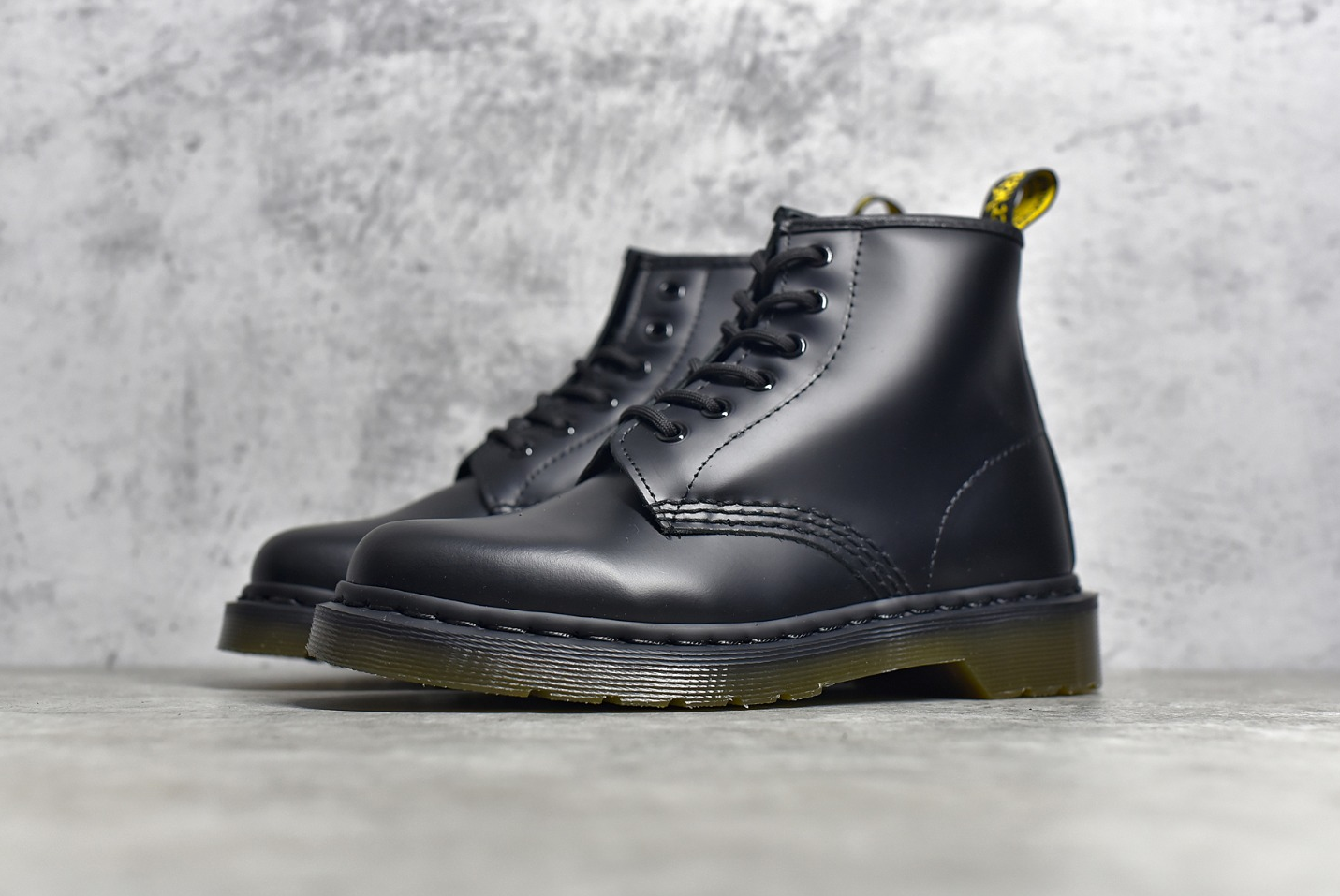 Dr. Marteens 1460 6 ojales media bota clasica