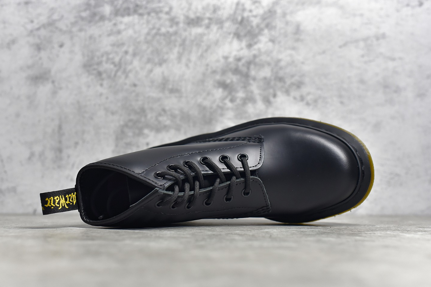 Dr. Marteens 1460 6 ojales media bota clasica