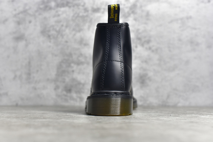 Dr. Marteens 1460 6 ojales media bota clasica