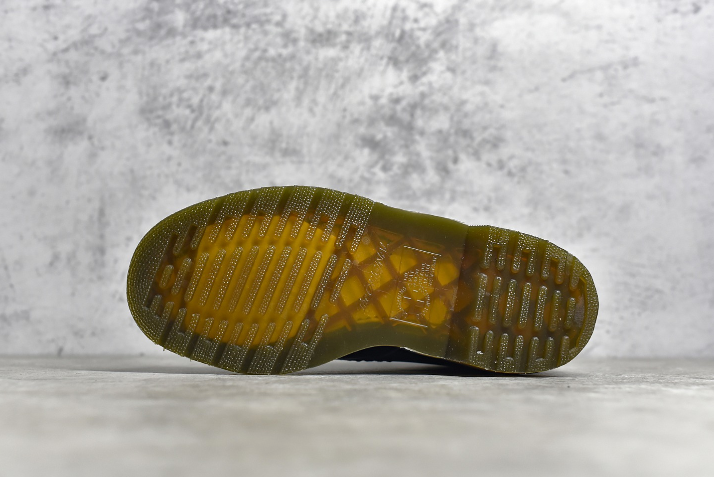 Dr. Marteens 1460 6 ojales media bota clasica