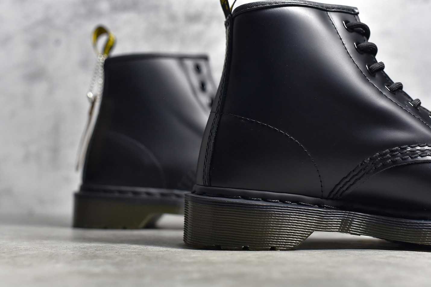 Dr. Marteens 1460 6 ojales media bota clasica