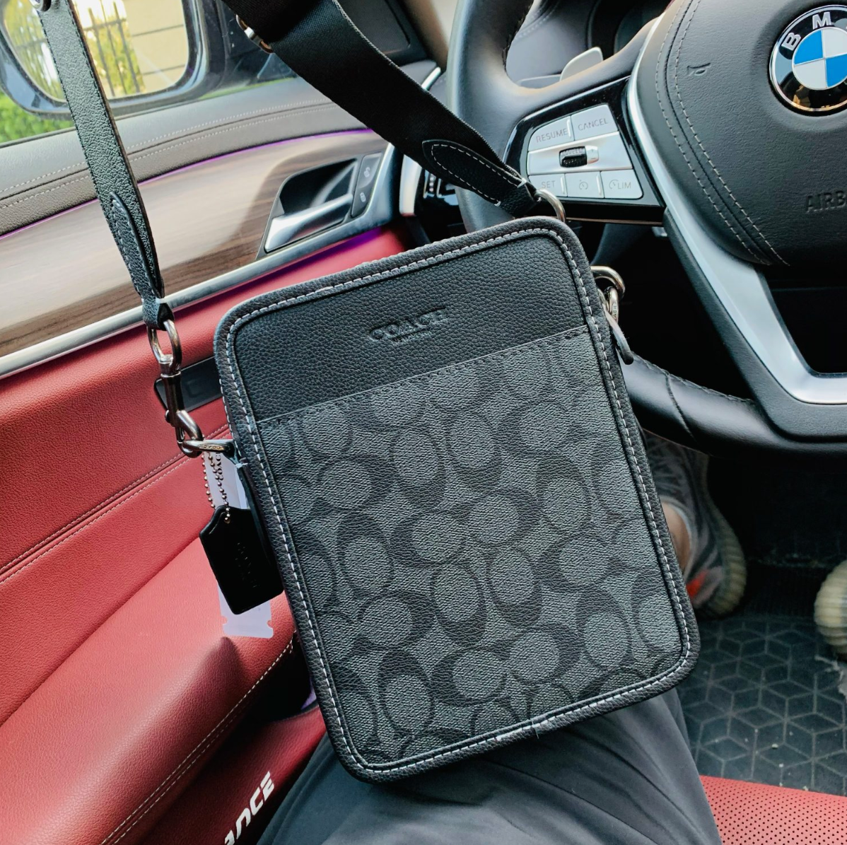 Bandolera Coach para cabellero, negra diseño atemporal
