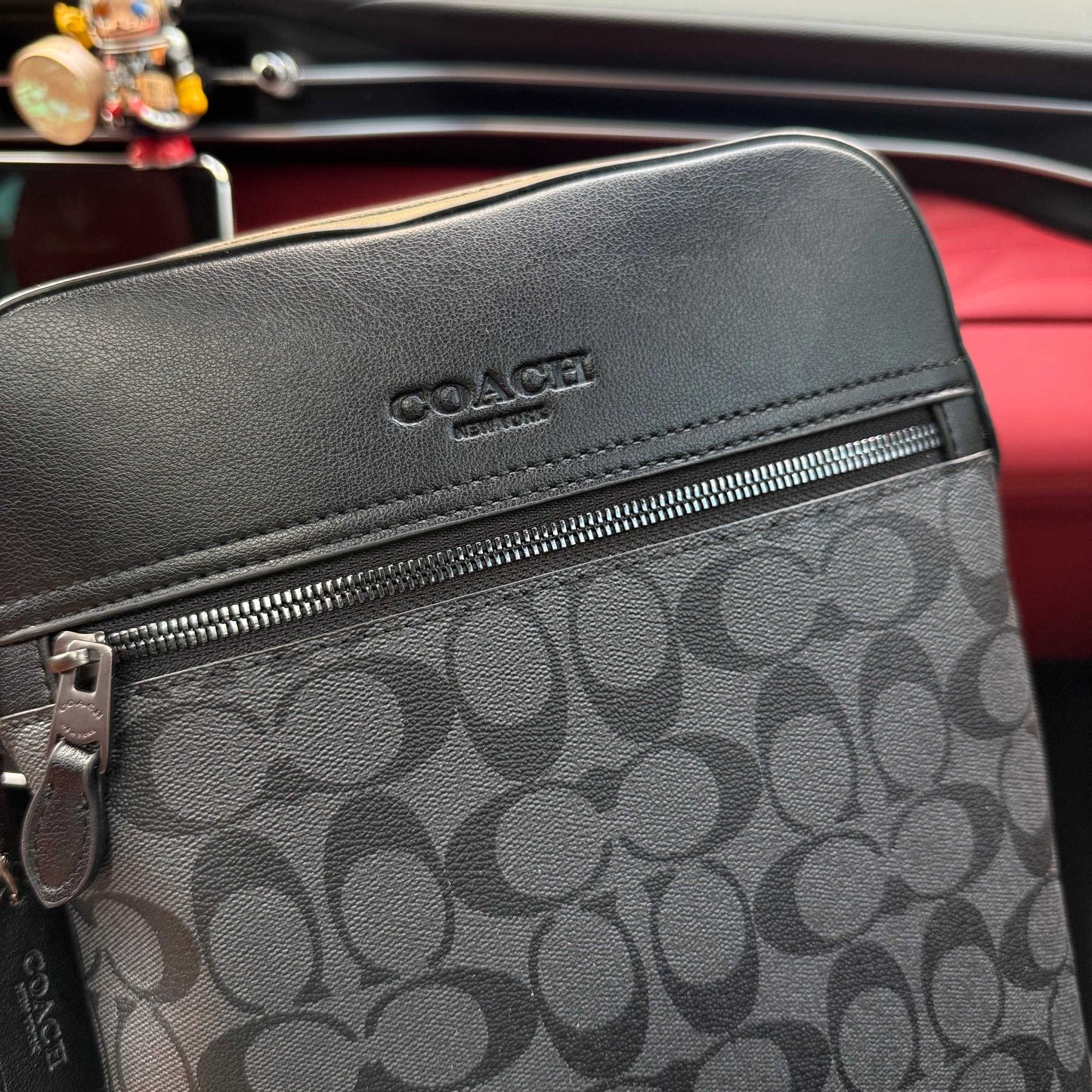 Bandolera Coach New York | Piel Corrugada "Pebbled" – Black Edition