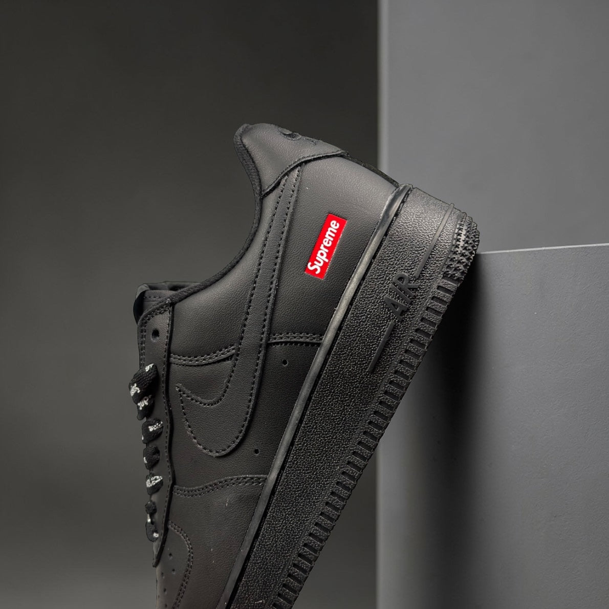 Nike Air force 1 low top negros SUPREME